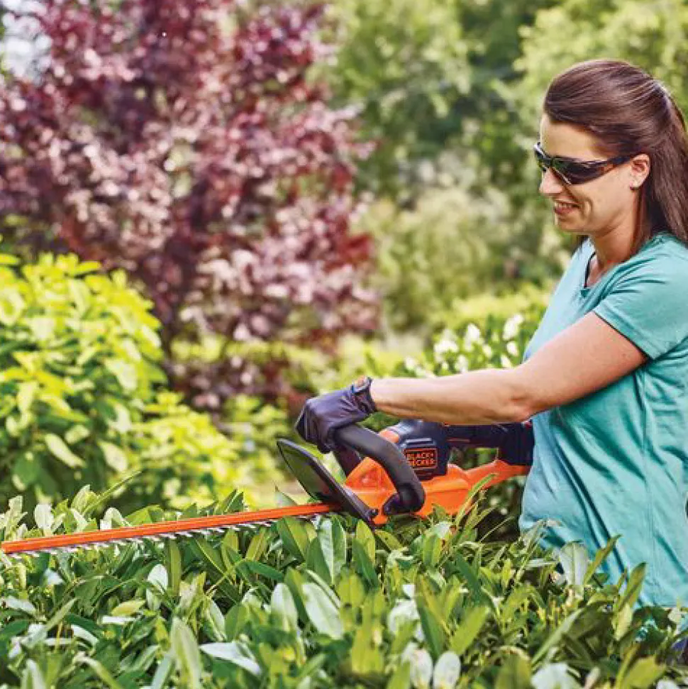 Black & Decker 20V MAX POWERCUT Lithium-Ion 22 in. Cordless Hedge Trimmer Kit (1.5 Ah)