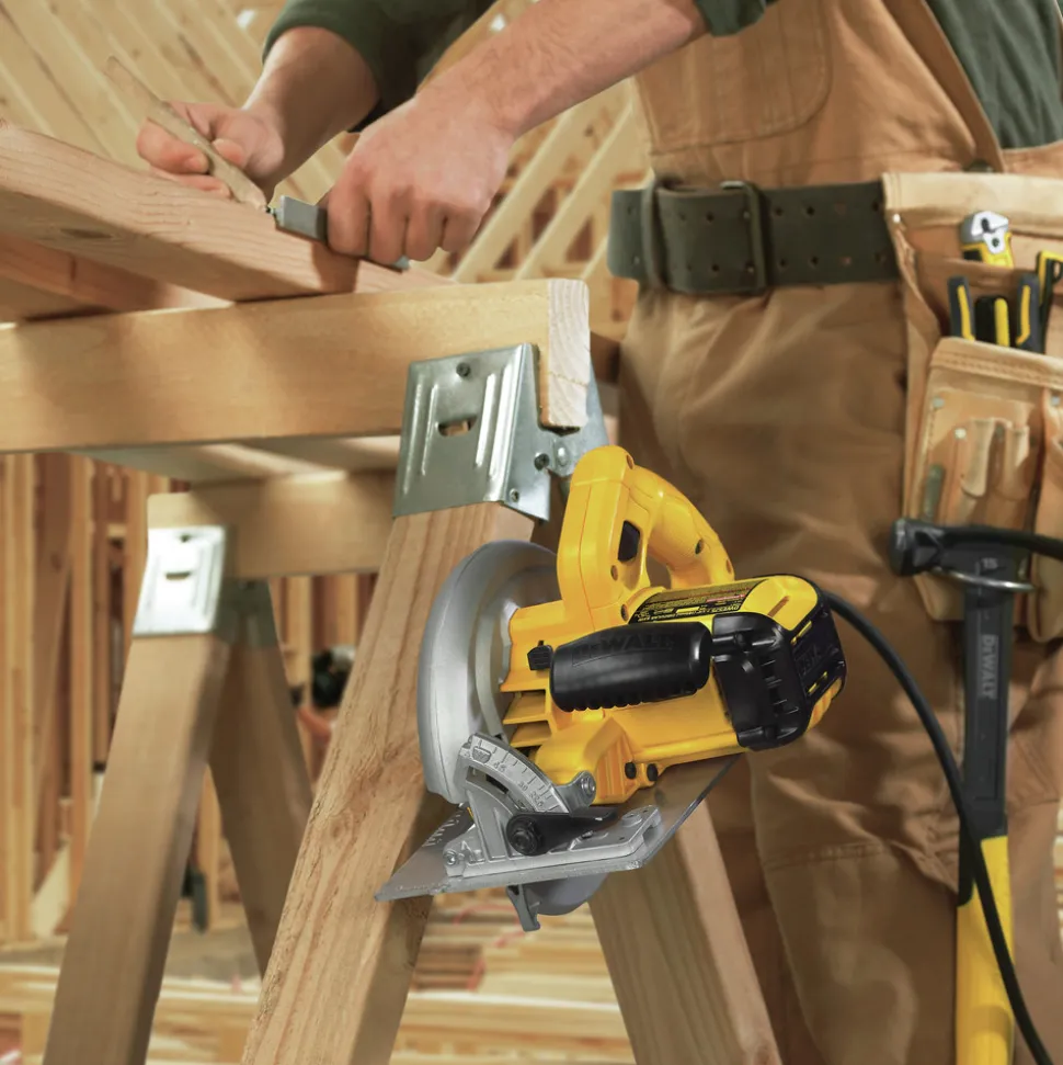Dewalt 7-1/4 in. Lightweight Circular Saw Kit - DWE575