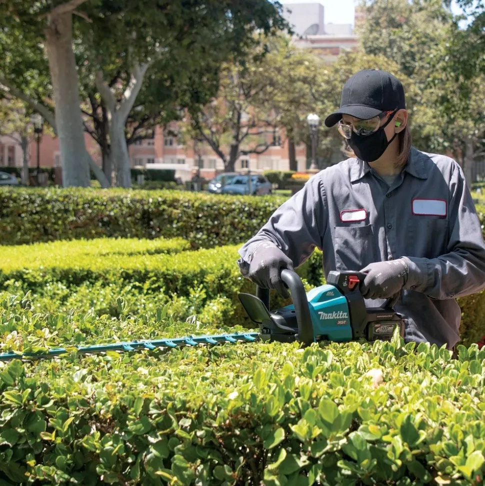 Factory Reconditioned Makita 40V max XGT Brushless Lithium-Ion 30 in. Cordless Hedge Trimmer Kit (4 Ah)